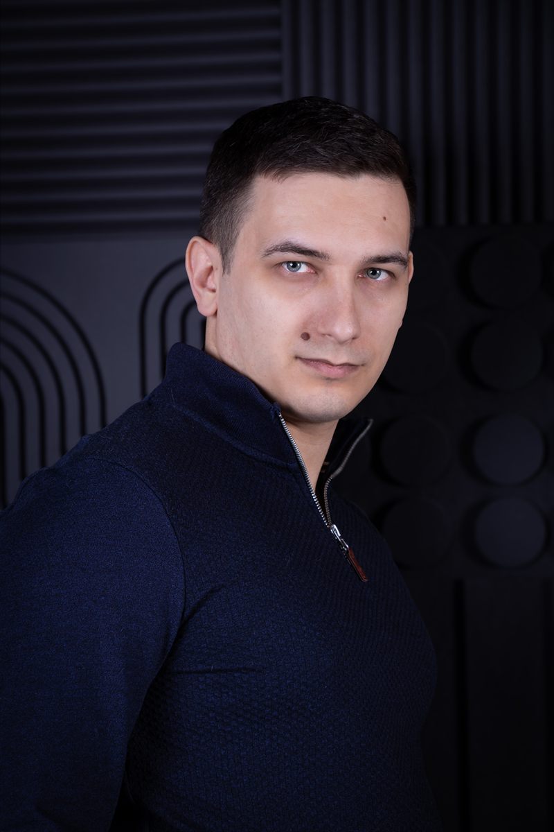 Кирилл Пилипенко, помогает бизнесу внедрять искусственный интеллект